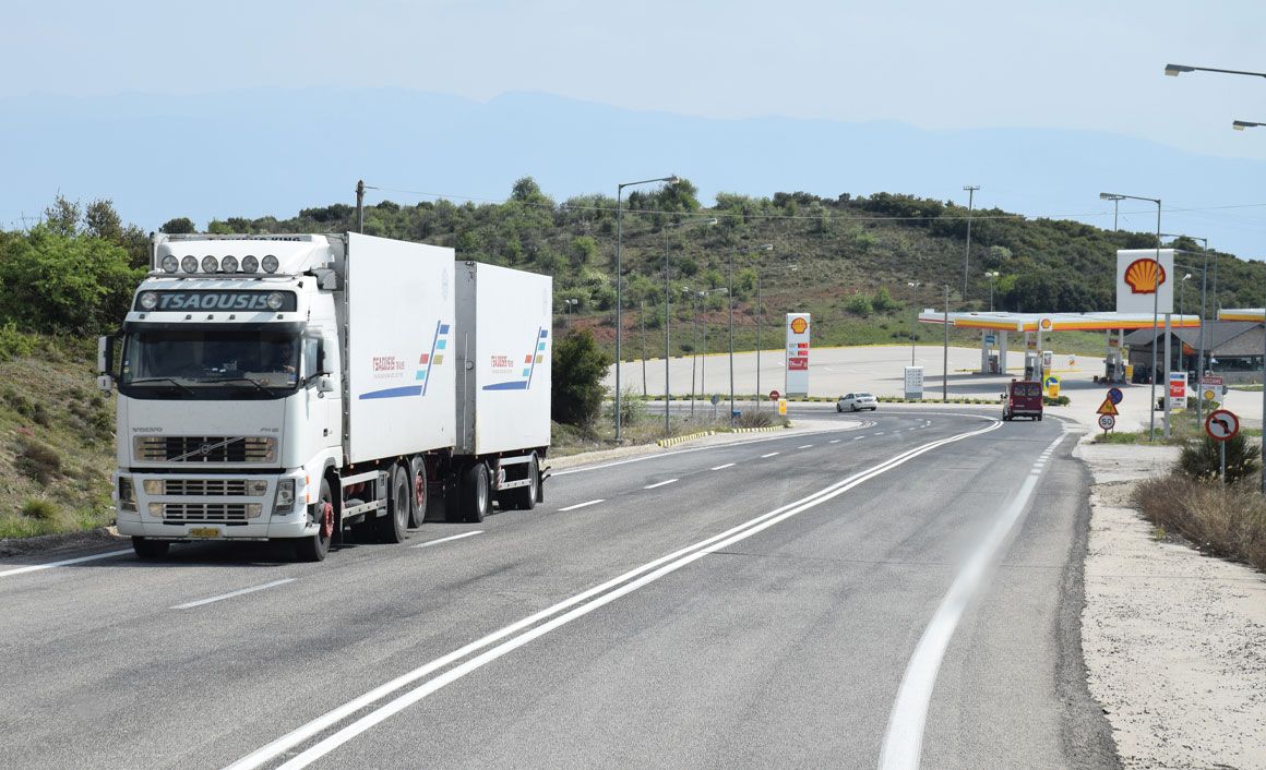 Από τον κόμβο της Ξυνιάδας μέχρι τη Λαμία ο δρόμος είναι με δύο λωρίδες ανόδου και μία καθόδου. 