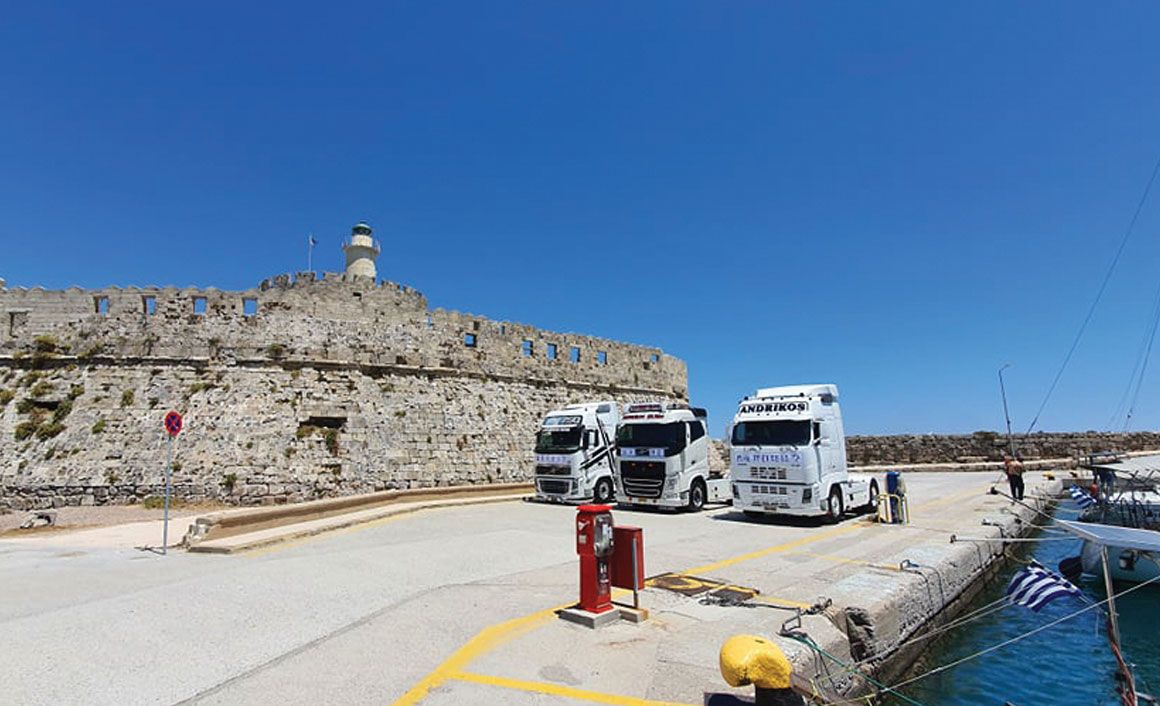 Τα τρία τρακτόρια μόλις πήραν θέση στο κατάλληλο σημείο για να περιμένουν το ζευγάρι. 