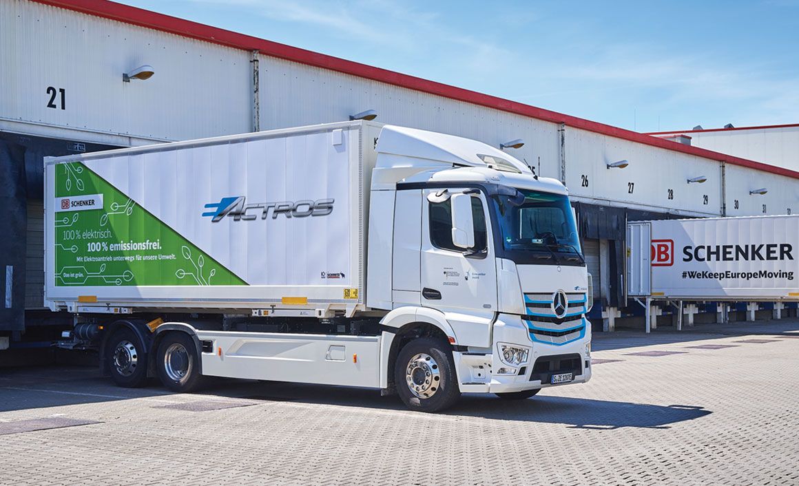 Το τριαξονικό Mercedes-Benz eActros της DB Schenker, μεταφέρει καθημερινά παλεταρισμένο φορτίο στο κέντρο της Λειψίας.