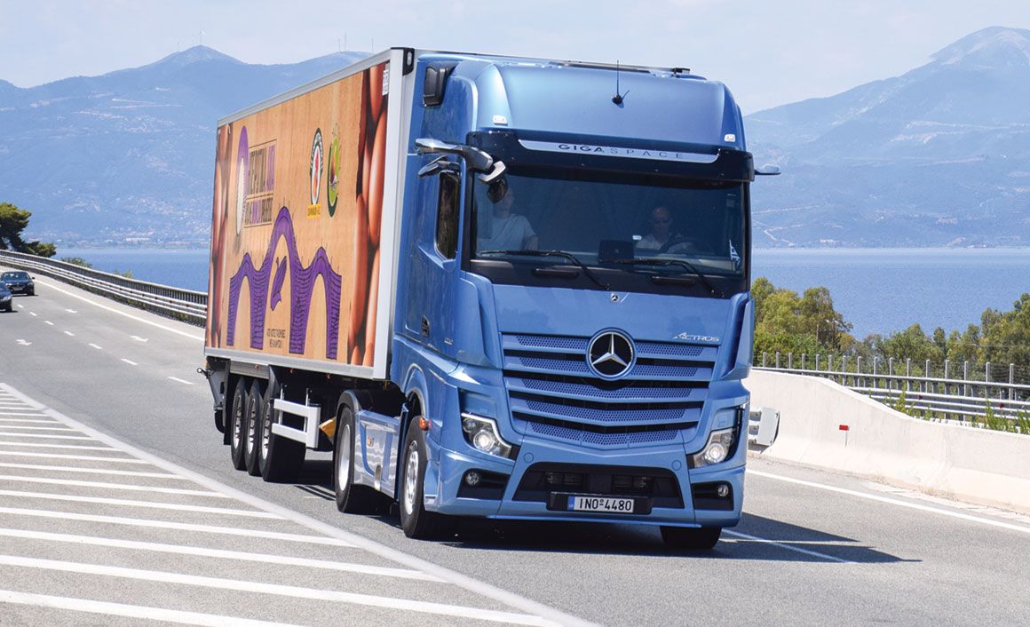 Ο εξακύλινδρος κινητήρας ΟΜ 471 αποδίδει 530 ίππους και 2.600 Nm ροπή. 
