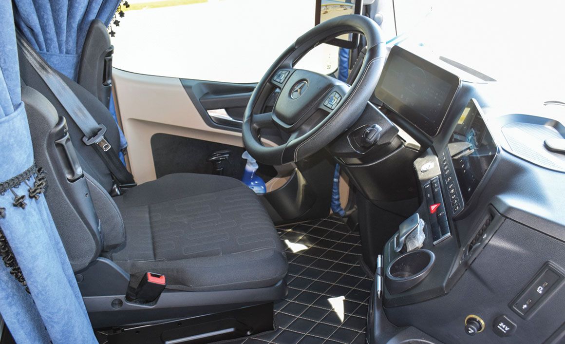 Το Actros εξοπλίζεται με το σύστημα Multimedia Cockpit με την έγχρωμη οθόνη υψηλής ανάλυσης (26 εκατοστά) η οποία προβάλλει καθαρά όλες τις πληροφορίες στο όχημα. Δίπλα βρίσκεται η οθόνη Multi Touch ίδιου μεγέθους από την οποία ο οδηγός έχει πρόσβαση στο ηχοσύστημα, το gps, το τηλέφωνο, το Bluetooth, τον κλιματισμό κ.α. 