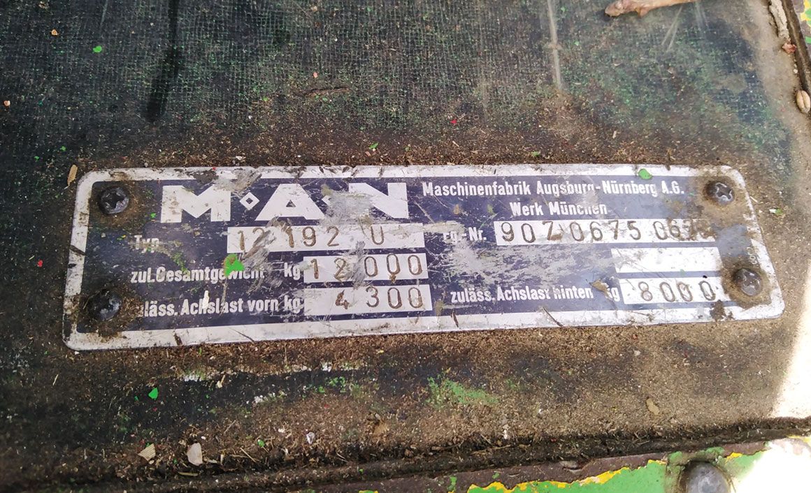 Το ταμπελάκι με τον τύπο του φορτηγού και τα βάρη του. 