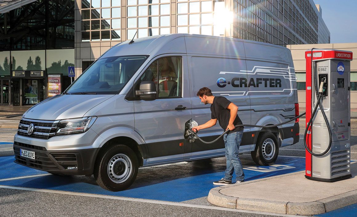 Tο ηλεκτρικό e-Crafter των 100 kW (136 hp) διαθέτει μπαταρίες που φορτίζουν στο 80% σε 45 λεπτά και του προσδίδουν αυτονομία έως και 173 χλμ.