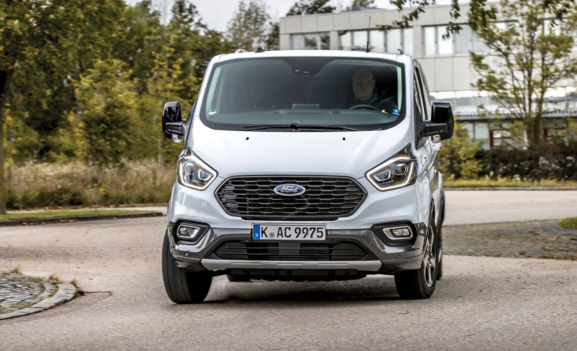 Transit Custom Active: Μεσαίο van με αισθητική οχήματος ελεύθερου χρόνου.