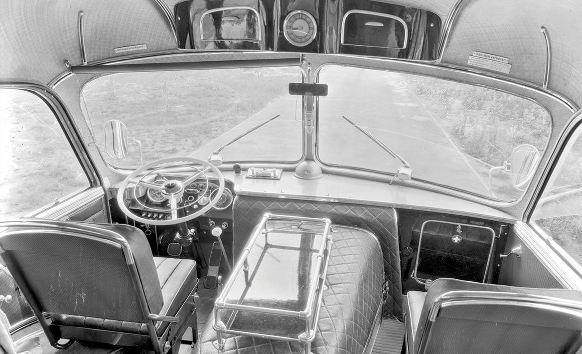 Το κόκπιτ από το Mercedes-Benz OP 6600 σε «cab-over» έκδοση πούλμαν. Στο κέντρο δεσπόζει το τούνελ του κινητήρα, ο γνωστός «πεθαμένος».