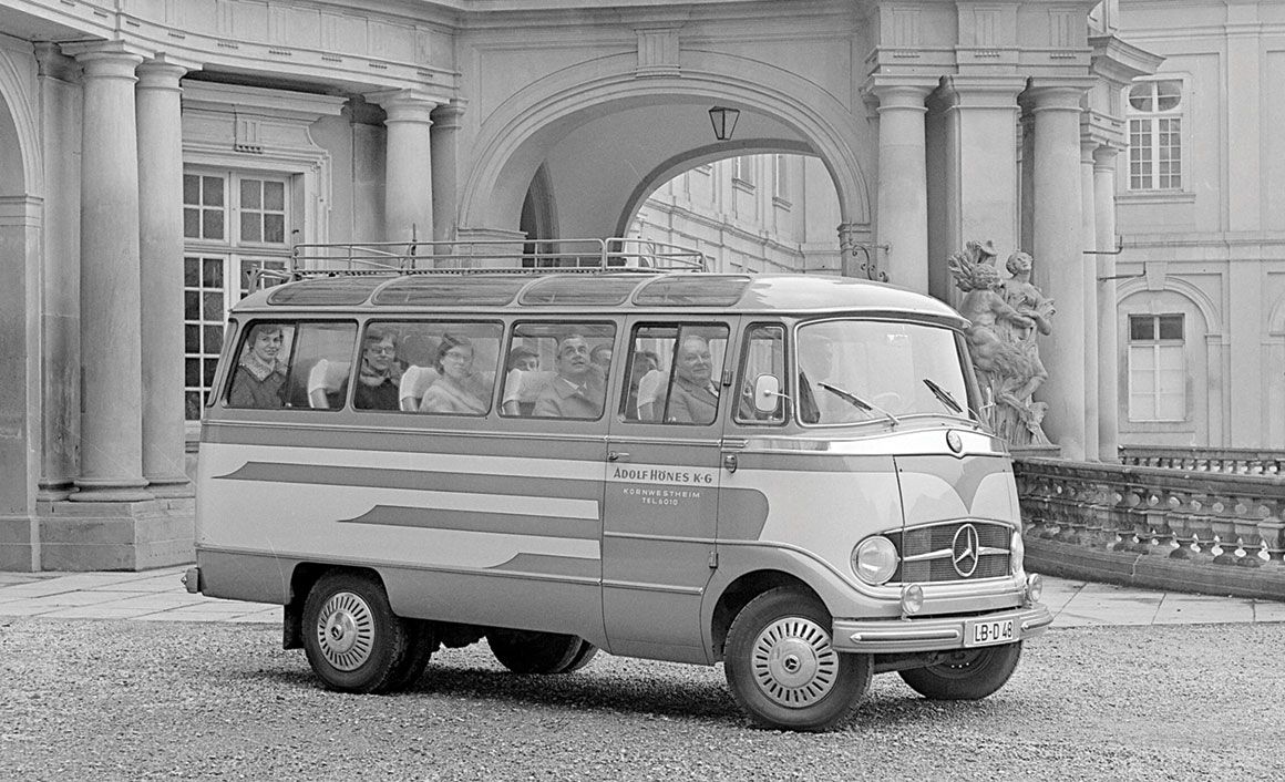 Το Mercedes-Benz O 319 προσφερόταν ως 18θέσιο όχημα μεταφοράς προσωπικού, ως minibus 17 θέσεων ή ως πολυτελές πούλμαν 10 θέσεων.