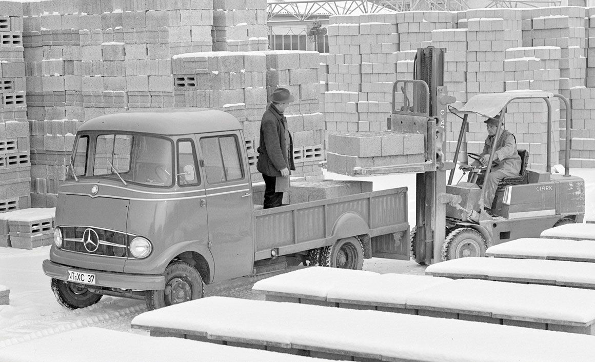 Το Mercedes-Benz L 405 που αντικατέστησε το L 319 D, φωτογραφημένο στις αρχές της δεκαετίας του 1960.