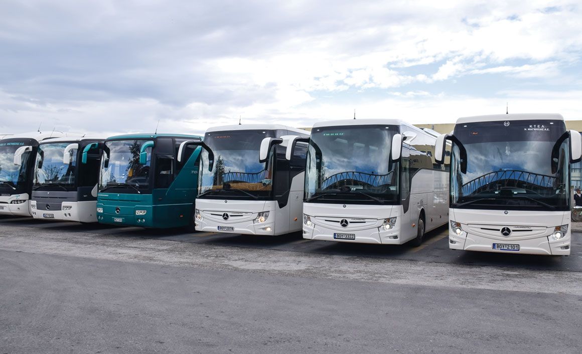 Mercedes-Benz Tourismo νέας και παλαιότερης γενιάς. 