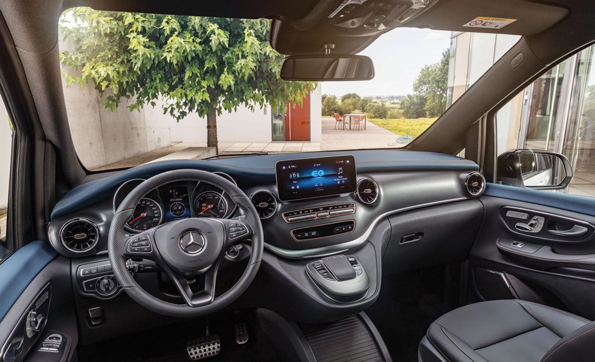 Οικεία η ατμόσφαιρα στο εσωτερικό του Mercedes-Benz EQV, την εικόνα του οποίου αναβαθμίζουν οι μπλε δερμάτινες επενδύσεις και οι λεπτομέρειες σε απόχρωση ροζ χρυσού.