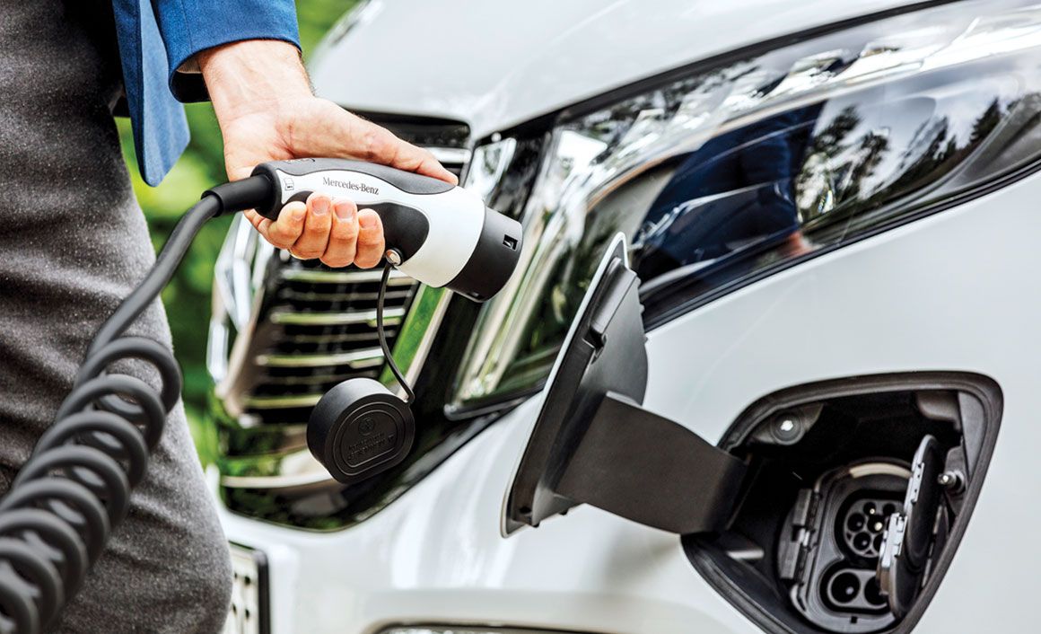 Μέσω ταχυφορτιστή 110 kW, οι μπαταρίες φτάνουν από το 10% στο 80% πληρότητας, μέσα σε λιγότερο από 45 λεπτά. Με σύνδεση στο Mercedes-Benz Wallbox Home των 11 kW, απαιτούνται σχεδόν 10 ώρες για μια πλήρη φόρτιση.