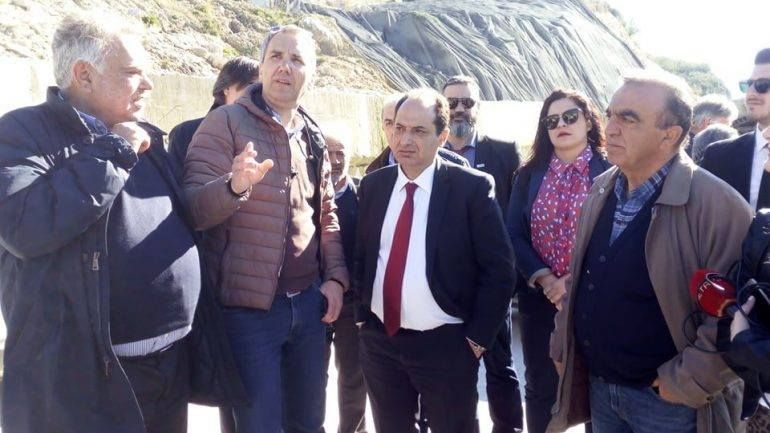 «Ολοκληρώνονται τις επόμενες ημέρες τέσσερα έργα που περιμένουν οι πολίτες του Ηρακλείου και του Λασιθίου για δεκαετίες. Τα έργα αυτά είναι, το οδικό δίκτυο Γούβες – Χερσόνησος, η γέφυρα στο Χαμέζι, το σύνολο του έργου στον Αποσελέμη, δηλαδή εκτός από το φράγμα, το διυλιστήριο και η σήραγγα, και ο δρόμος για τη Μεσαρά», δήλωσε από την Κρήτη ο υπουργός Μεταφορών και Υποδομών, Χρήστος Σπίρτζης.