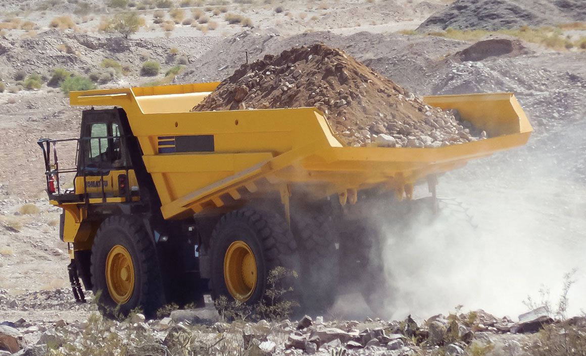 Το Komatsu HD605-8 με το ωφέλιμο των 63 τόνων, επί το έργον.
