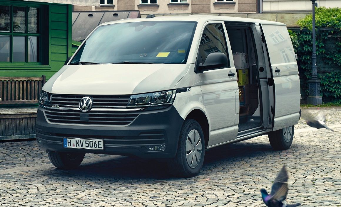Το ABT eTransporter 6.1 έχει χώρο φόρτωσης 6,7 κ.μ., με το ωφέλιμο φορτίο του van να μειώνεται στα 977 κιλά και της επιβατικής έκδοσης στα 1.096 κιλά, λόγω των 330 κιλών που ζυγίζουν οι μπαταρίες λιθίου.