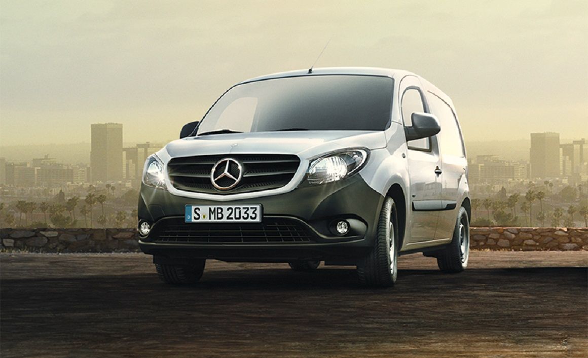 Στο νέο Citan Van PRO, το όφελος ξεκινάει από τα 2.000€. Προσφέρεται σε δύο μήκη αμαξώματος (Long 4.321 χλστ. και Extra Long 4.705 χλστ.) και σε δύο εκδόσεις μικτού φορτίου (1.980 και 2.200 κιλά).