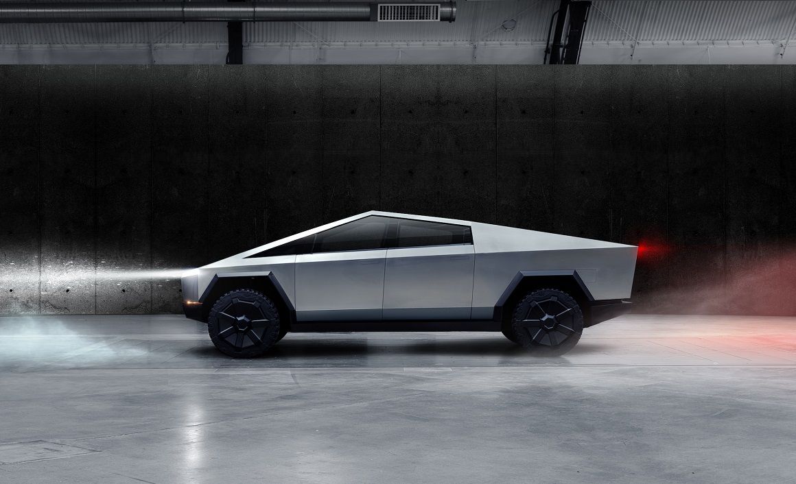 Η Tesla έχει χρησιμοποιήσει ένα αυτοφερόμενο πλαίσιο, το οποίο ονομάζει «εξωσκελετό». Το αμάξωμα είναι κατασκευασμένο από ένα άκρως ισχυρό ανοξείδωτο ατσάλι ανθεκτικό σε βαθουλώματα και λοιπά χτυπήματα. Όλες οι γυάλινες επιφάνειες είναι από θωρακισμένο γυαλί.