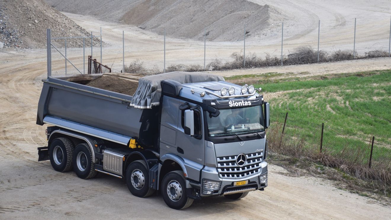 Το Arocs διαθέτει τον δεύτερης γενιάς κινητήρα ΟΜ 471 με ιπποδύναμη 510 ίππους και ροπή 2.500 Nm.