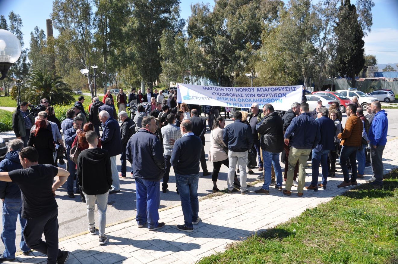 Η σημερινή συγκέντρωση ξεκίνησε στην πλατεία έναντι των ΛΟΚ στην Παραλία Ασπροπύργου.