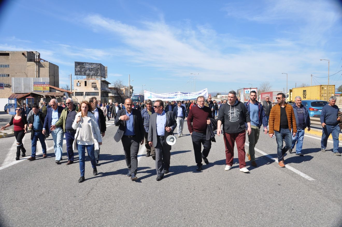 Παρά τη μικρή συμμετοχή, το πάθος και ο παλμός δεν έλειπαν και έτσι πάρθηκε η απόφαση αποκλεισμού για περίπου μισή ώρα και των δύο ρευμάτων της Εθνικής Οδού στο ύψος της γέφυρας Ασπροπύργου.