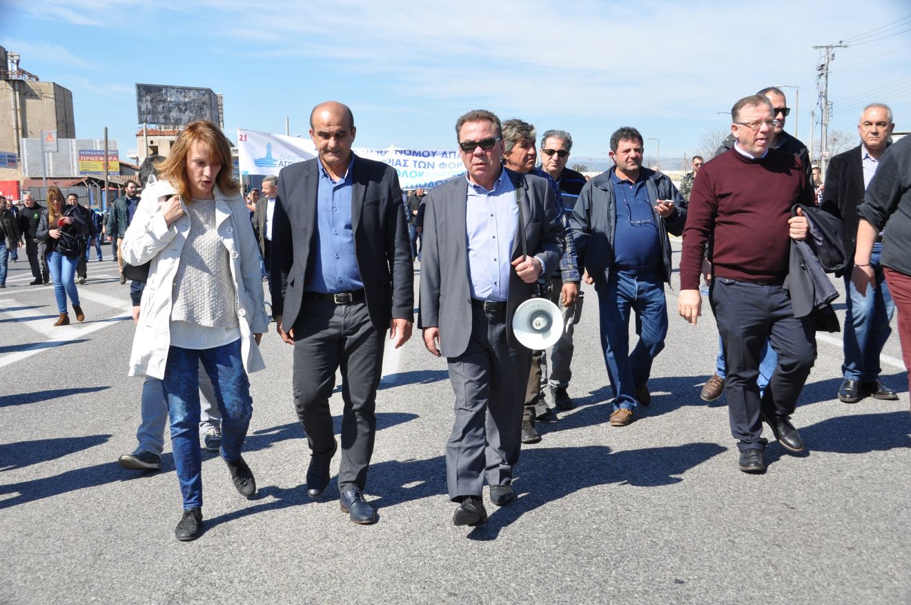 Ο Δήμαρχος Ασπροπύργου, κ. Νίκος Μελετίου (στο κέντρο με τη ντουντούκα), στην κεφαλή της πορείας.