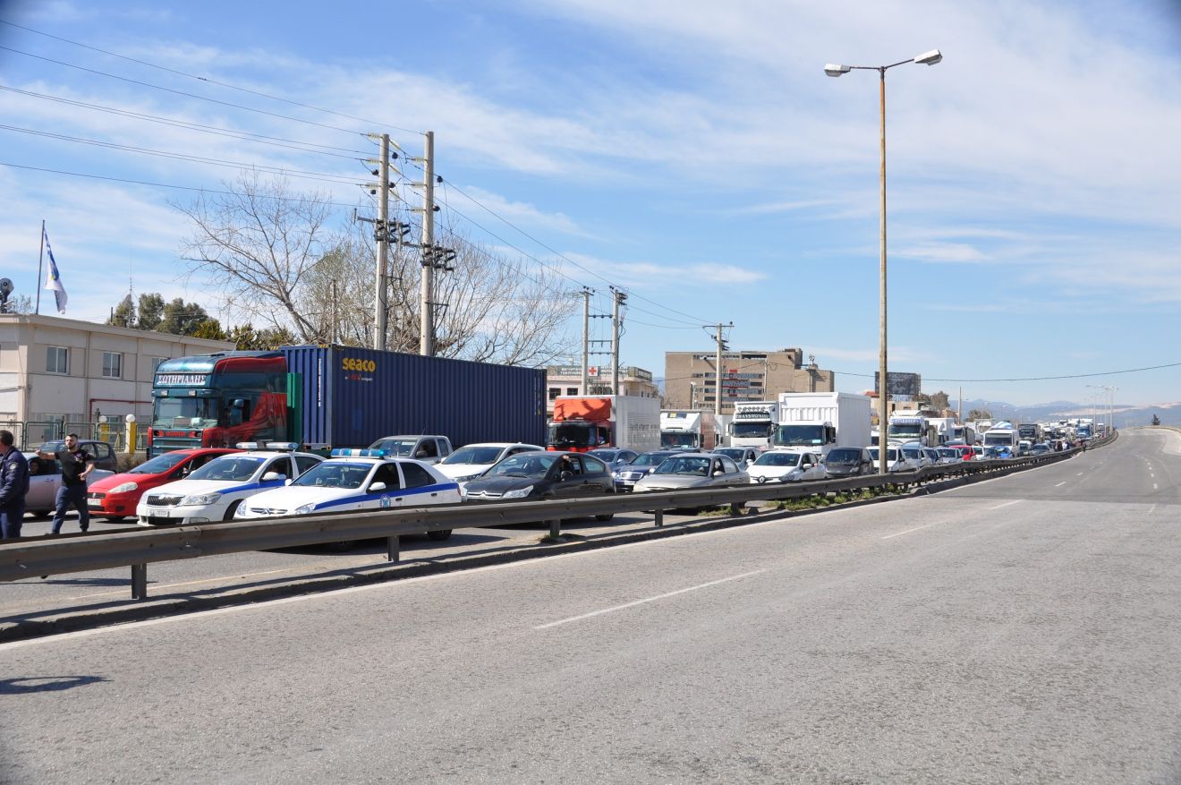 Μεγάλη η ταλαιπωρία των οδηγών από το σημερινό αποκλεισμό της Εθνικής Οδού.
