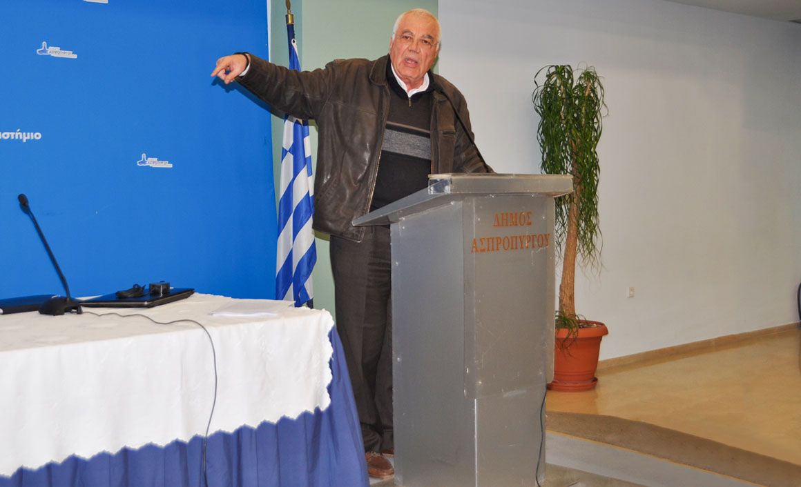 Ο πρόεδρος του ΠΣΧΕΜ, ενημέρωσε τους αυτοκινητιστές για την πορεία της υπόθεσης στο Συμβούλιο της Επικρατείας, για τις ενέργειες του και κάλεσε τους συγκεντρωθέντες να υπογράψουν το ψήφισμα προς την υπουργό Προστασίας του Πολίτη.