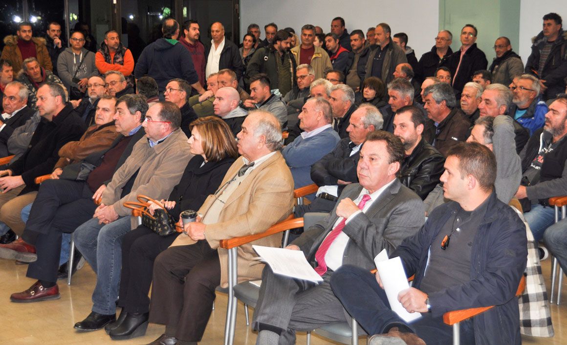 Αυτοκινητιστές και ανάμεσά τους πολλοί επιχειρηματίες της περιοχής κατέκλυσαν την αίθουσα του πολιτιστικού κέντρου Ασπροπύργου για να ενημερωθούν για τα επόμενα βήματά τους μετά την τοποθέτηση των απαγορευτικών στις εισόδους του Ασπροπύργου.