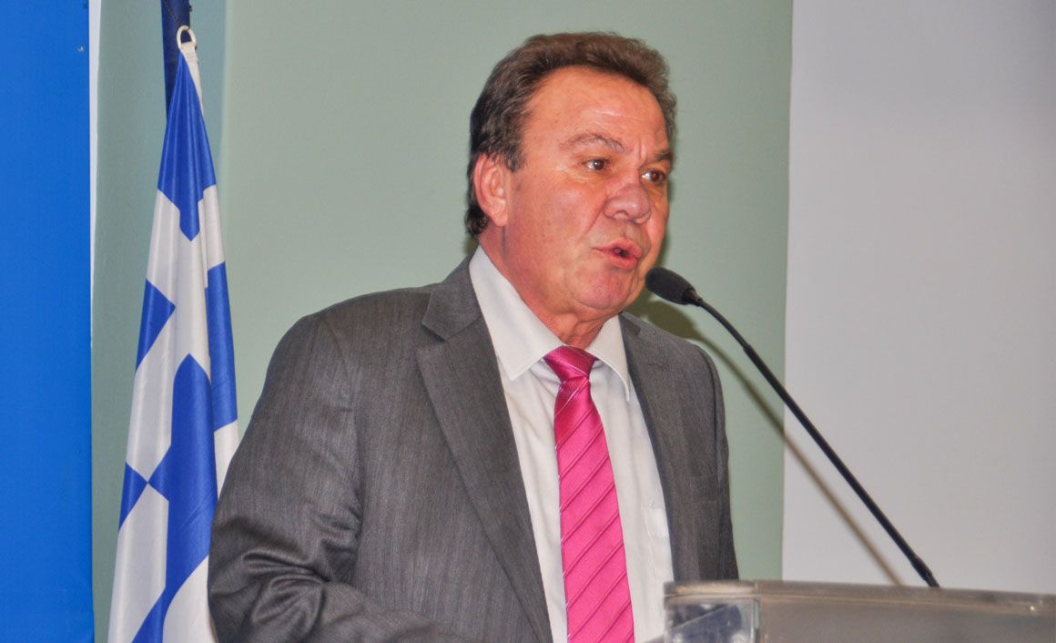 Στο πλευρό των αυτοκινητιστών ο Δήμαρχος Ασπροπύργου Νίκος Μελετίου, ο οποίος μάλιστα ανέγνωσε και το σχετικό ψήφισμα του δημοτικού συμβουλίου με το οποίο ζητείται η αναστολή του μέτρου. Αξίζει μάλιστα να σημειωθεί ότι το αίτημα της αναστολής υπερψηφίστηκε και από το σύνολο σχεδόν της αντιπολιτευόμενης παράταξης.