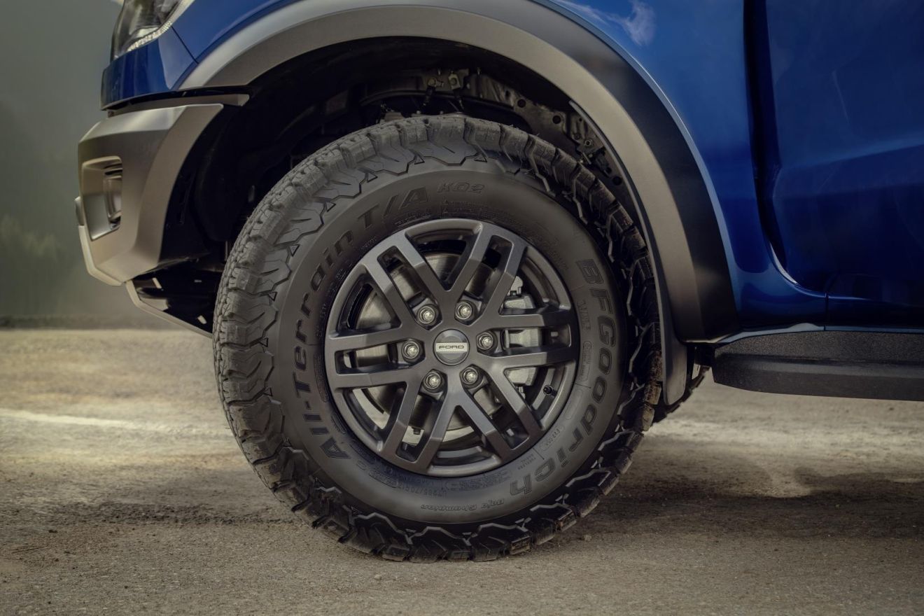 Το νέο Ford Ranger Raptor διαθέτει αγωνιστικού τύπου αναρτήσεις Fox Racing με σύστημα Position Sensitive Damping. Οι τροχοί έχουν διάσταση 285/70 R17 και φορούν ελαστικά της BF Goodrich.