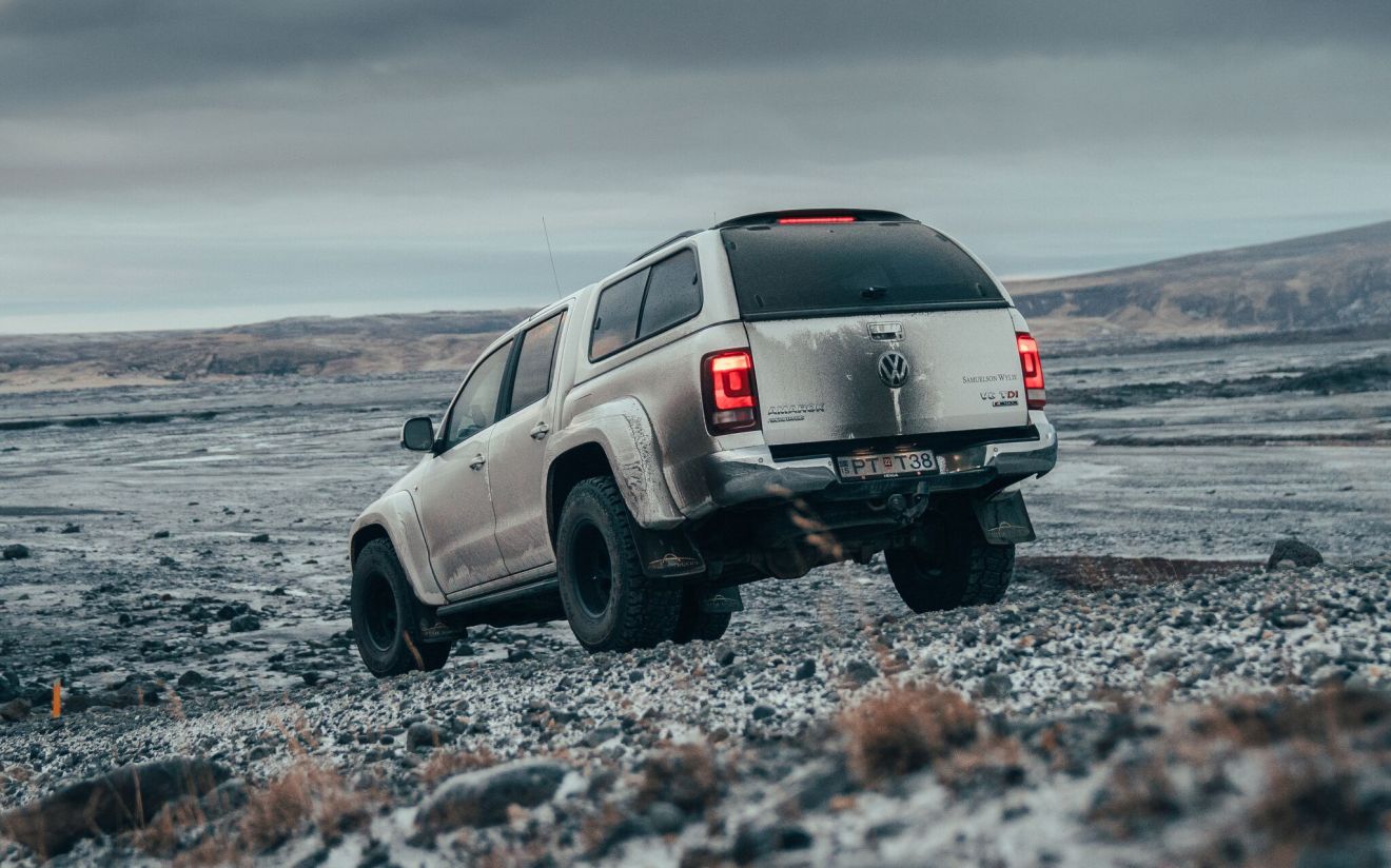 Χάρη σε αλλαγές που έκαναν οι μηχανικοί της Arctic Trucks στην ανάρτηση, η απόσταση του Amarok από το έδαφος έχει αυξηθεί κατά 25 χλστ., φτάνοντας πλέον στα 220 χλστ. 