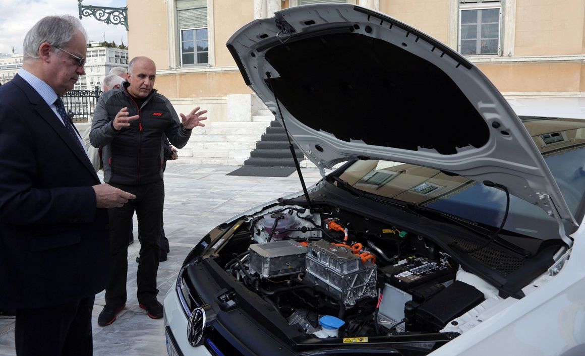 Με ισχύ 136 ίππων και ροπή 290 Nm, το αμιγώς ηλεκτροκίνητο Volkswagen e-Golf επιταχύνει από 0 σε 100 χλμ./ώρα σε 9,6 δευτερόλεπτα. 