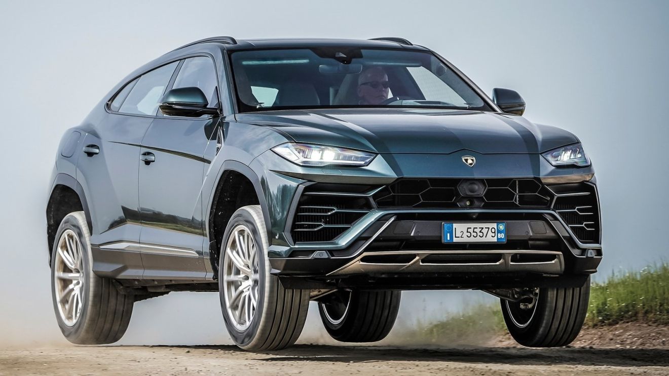 Η Lamborghini Urus των 650 ίππων είναι ίσως το πιο «καυτό» εκτός δρόμου όχημα των ημερών μας, με την εταιρεία να το χαρακτηρίζει ως «Super SUV» κατά τα πρότυπα του «supercar».