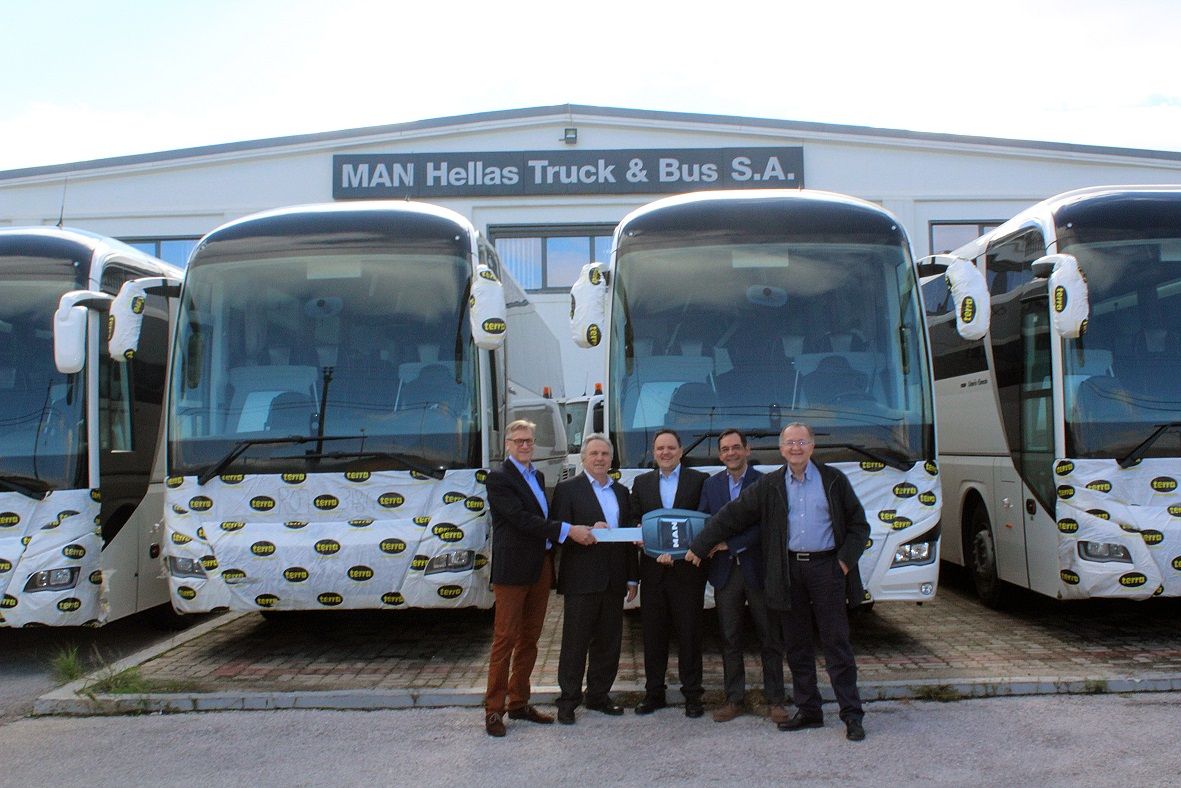 Οι κ.κ. Christian Fischer (στο κέντρο) και Erik Boere (αριστερά) από τη MAN Truck & Bus AG και οι κ.κ. Δρούκαλης Λουκάς, Παπαδόπουλος Δημήτρης και Παπαδόπουλος Σταύρος (2ος, 1ος και 4ος από δεξιά αντίστοιχα) από τη ΜΑΝ ΕΛΛΑΣ, κατά την παράδοση των πρώτων νέων MAN Lion’s Coach στην ελληνική αγορά.