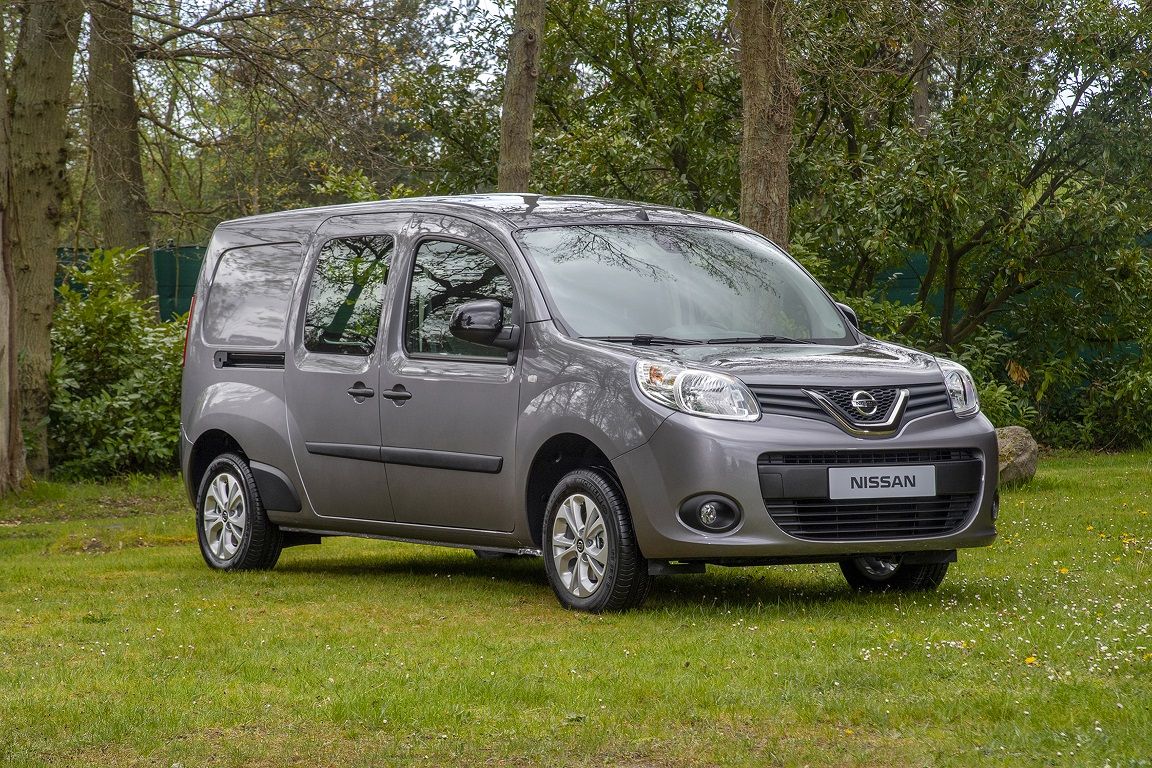 Η έκδοση μεταφοράς προσωπικού, Crew Cab, προσφέρεται αποκλειστικά στο μήκος αμαξώματος «L2» και διαθέτει δύο σειρές καθισμάτων και ένα χώρο φόρτωσης μήκους 1,43/2,0 μέτρων. Η καρότσα έχει όγκο 2,4/3,6 κ.μ. και ωφέλιμο φορτίο 740 κιλών. 