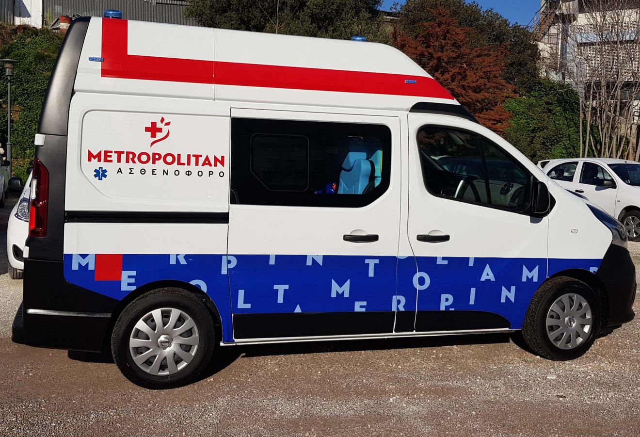 Στα εν λόγω NV300, o θάλαμος του ασθενούς είναι χωρισμένος από την καμπίνα οδήγησης με επενδεδυμένο (και από τις δύο πλευρές) πολυεστέρα.
