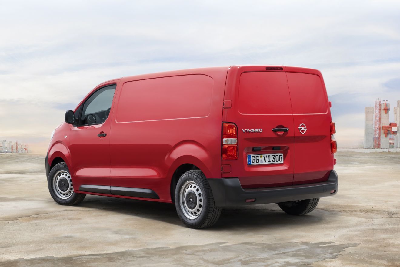 Το νέο Vivaro φέρει αισθητήρες υπερήχων στις εμπρός και πίσω ποδιές, προειδοποιώντας τον οδηγό για εμπόδια στο παρκάρισμα και παρακολουθώντας το πλαϊνό τυφλό σημείο. Ανάλογα με το επίπεδο εξοπλισμού, η εικόνα από την κάμερα οπισθοπορείας των 180ο προβάλλεται στον εσωτερικό καθρέφτη ή στην οθόνη των επτά ιντσών.
