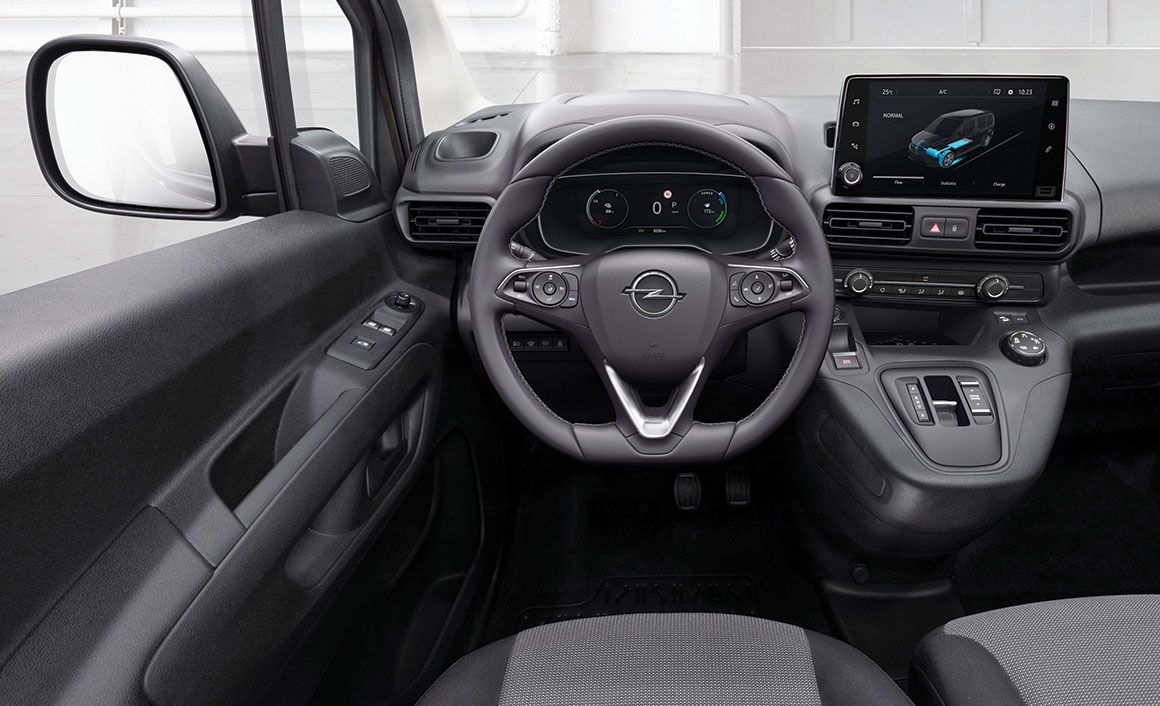 Τα συστήματα infotainment Multimedia Radio και Multimedia Navi Pro του Combo-e συνοδεύονται από οθόνη αφής 8,0 ιντσών. Αμφότερα προσφέρουν ενσωμάτωση τηλεφώνου μέσω Apple CarPlay και Android Auto.