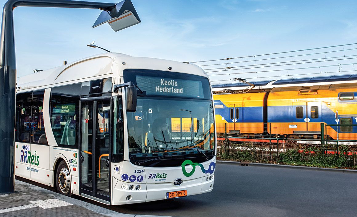 Τα αστικά BYD στην Ολλανδία. Εδώ στιγμιότυπο από τη φόρτιση των μπαταριών με παντογράφο.