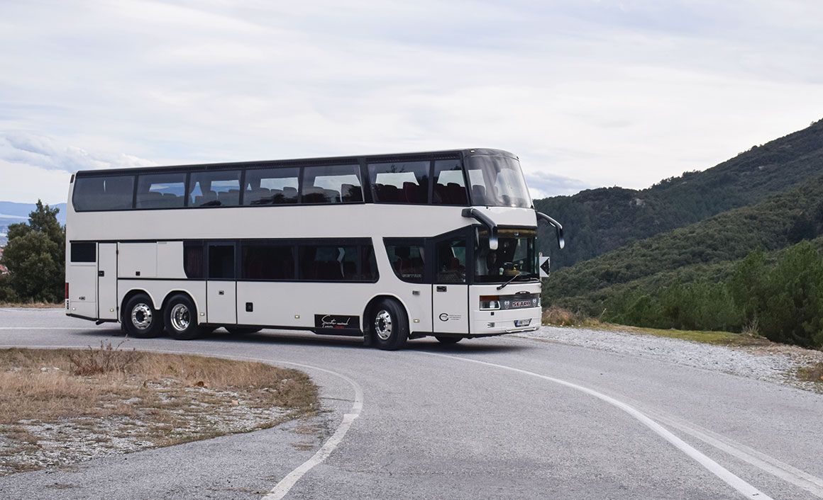 Άδεια τα τουριστικά λεωφορεία, άδειες και οι τσέπες των ιδιοκτητών τους με τα πάγια έξοδα όμως να τρέχουν. 