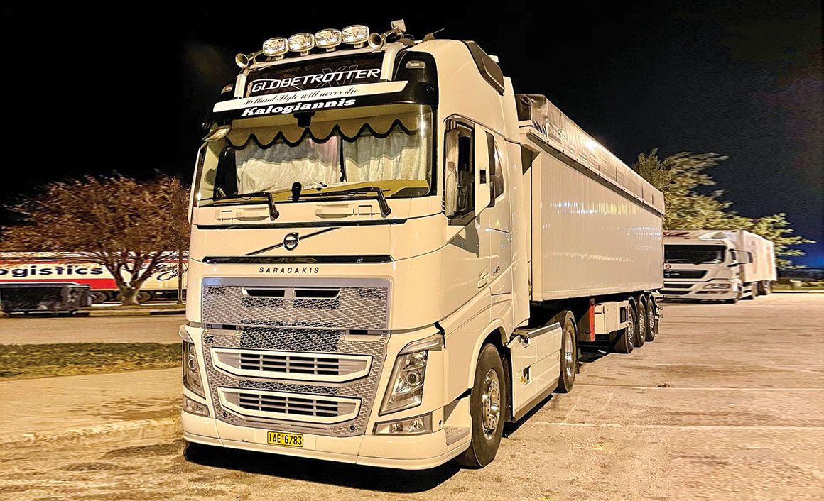 Το Volvo του Γιάννη Καλογιάννη από τη Λάρισα στην καμπίνα του οποίου έκανε την πρόταση γάμου στην αγαπημένη του.