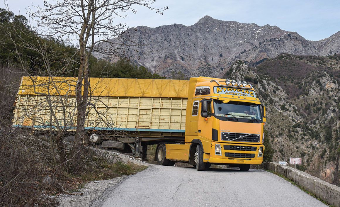 Στο σημείο αυτό δεν χωράει να στρίψει επικαθήμενο με νταλίκα μήκους 13.60 μέτρων. Η συγκεκριμένη διαξονική νταλίκα έχει μήκος 9.40 μέτρα και το μήκος του συρμού είναι 13.20 και κατάφερε να στρίψει. 