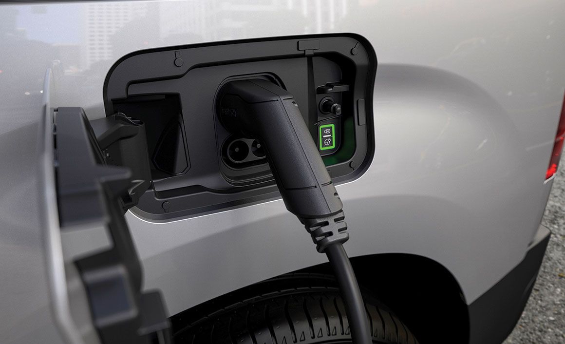 Τα δύο μοντέλα φέρουν φορτιστή 7,4 ή 11 kW και προσφέρουν πλήθος επιλογών φόρτισης.
