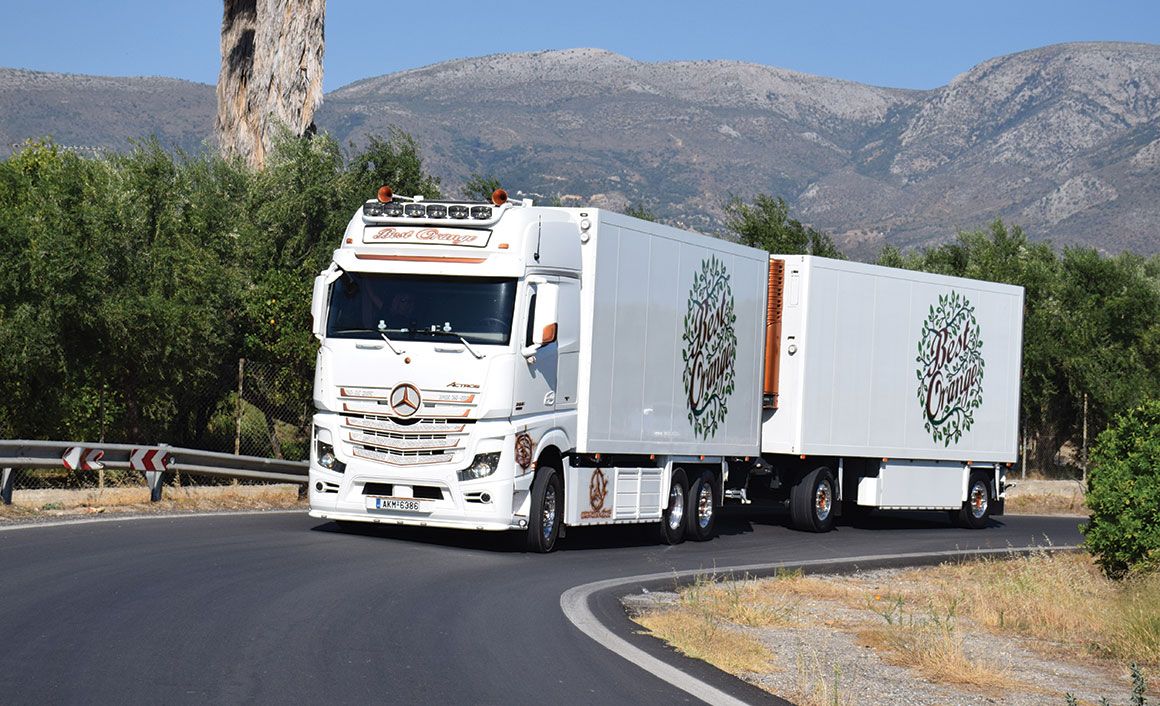 Το συρόμενο Actros 2551 στο επαρχιακό οδικό δίκτυο της Λακωνίας. 