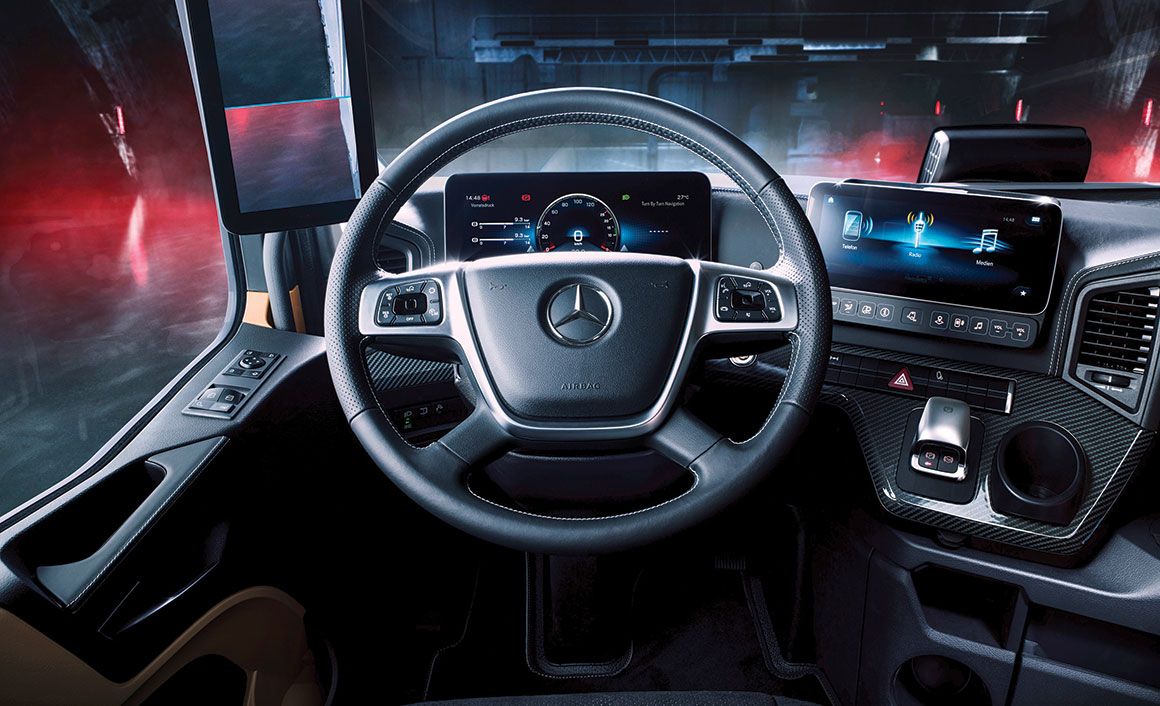 Στο τελευταίο Actros, στην κεντρική οθόνη εμφανίζονται με ευανάγνωστα γραφικά οι βασικές λειτουργίες του οχήματος. Η δεύτερη οθόνη είναι αφής και ο οδηγός την χειρίζεται σαν smartphone, ενώ υπάρχουν και κουμπιά ταχείας πρόσβασης.