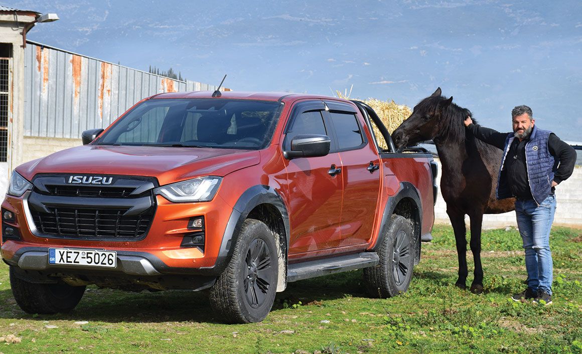 Φορτώνοντας δέματα με άχυρα στην Karpouzas Horses Farm