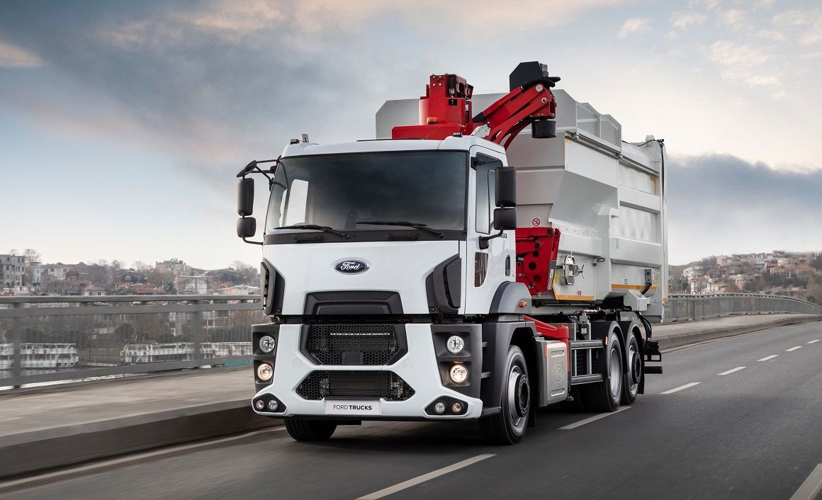 To Ford 9LT 6X2 με τιμόνι στον πίσω άξονα
