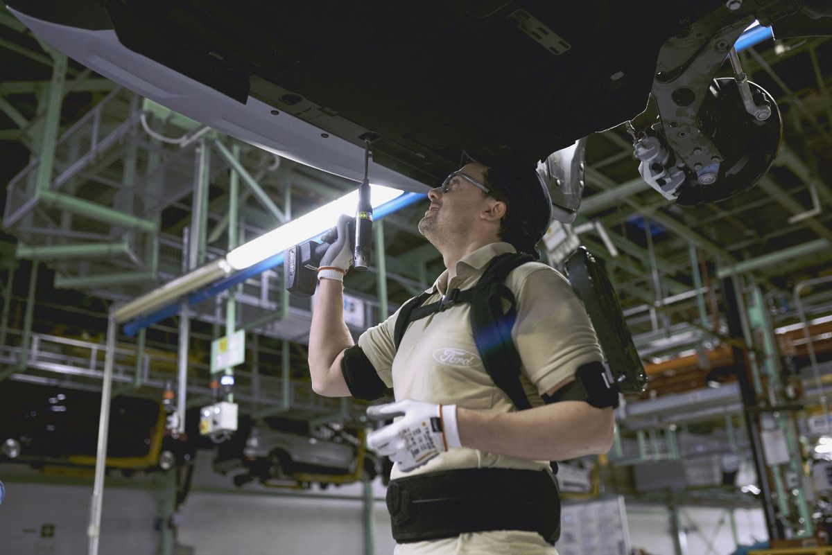 Η Ford μείωσε τα ποσοστά εργατικών περιστατικών, ενώ περιόρισε κατά 90% εργονομικά θέματα λόγω επαναλαμβανόμενων κινήσεων των εργαζομένων ή λόγω δύσκολων εργασιών κατά την τοποθέτηση ορισμένων εξαρτημάτων.